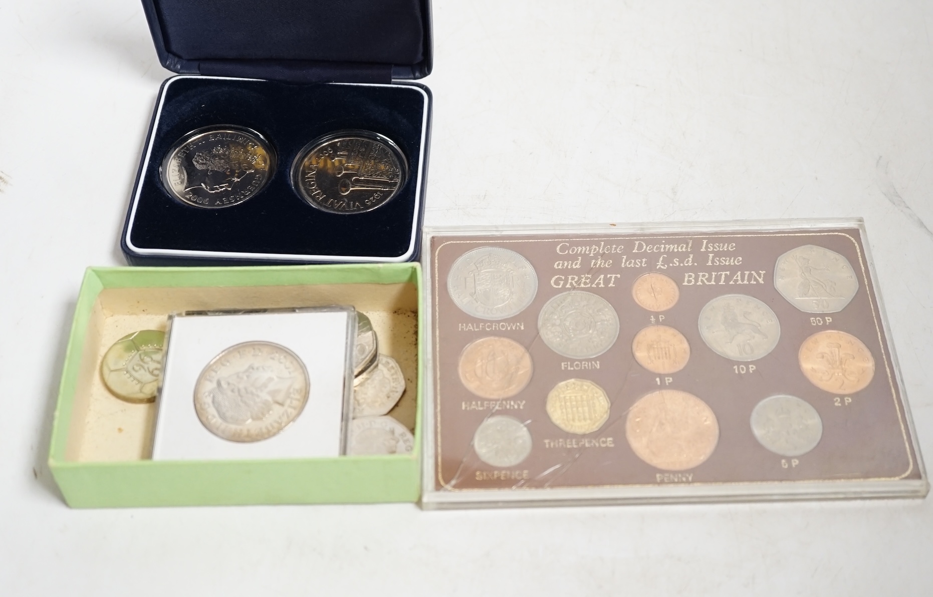 A quantity of assorted British decimal coinage, commemorative crowns, Queen Elizabeth II 80th birthday five pound pair, etc. Condition - fair
